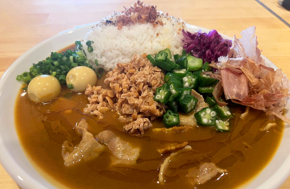 和出汁薫るカレー納豆オクラ